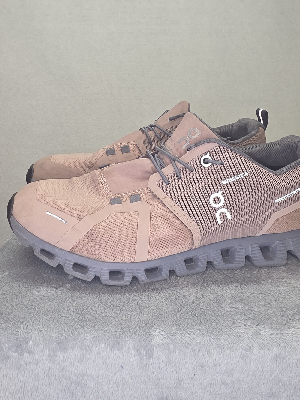 On Running Women’s Cloudrush Running Shoes in Dusty Rose and Gray #76 - Picture 4 of 7